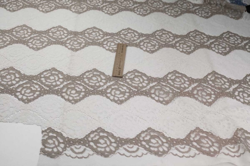 Гипюр кружевной в полоску, цвет — бежево-белый