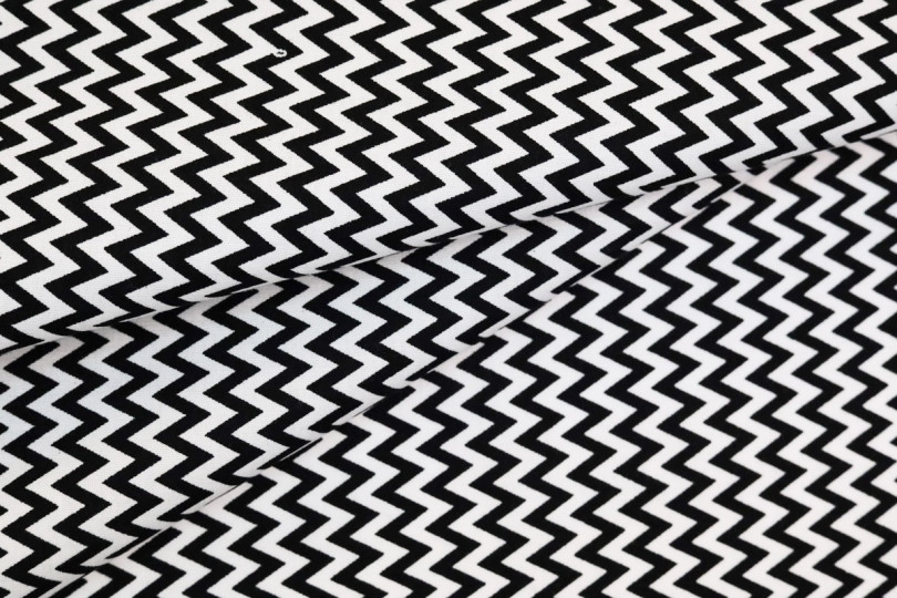 Ткань поплин стрейч, принт — зигзаг черный