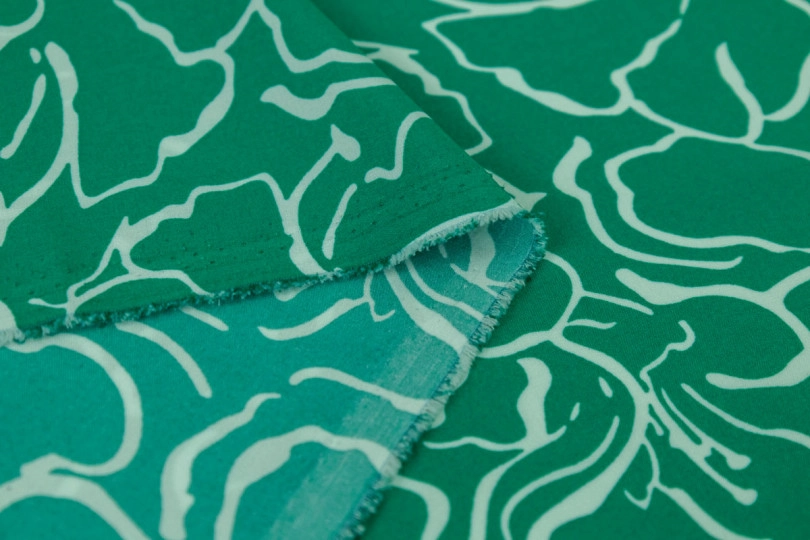 Супер софт Ниагара, принт — нарисованные крупные цветы на зеленом
